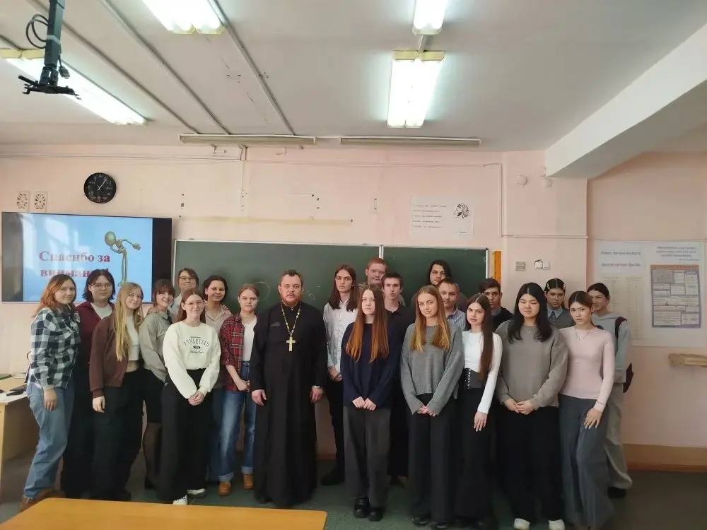 В междуреченской школе прошли беседы священника с учащимися