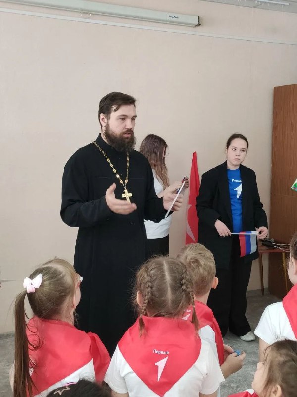 Кемеровский священник принял участие в открытии первичного отделения «Движения первых» в детском саду