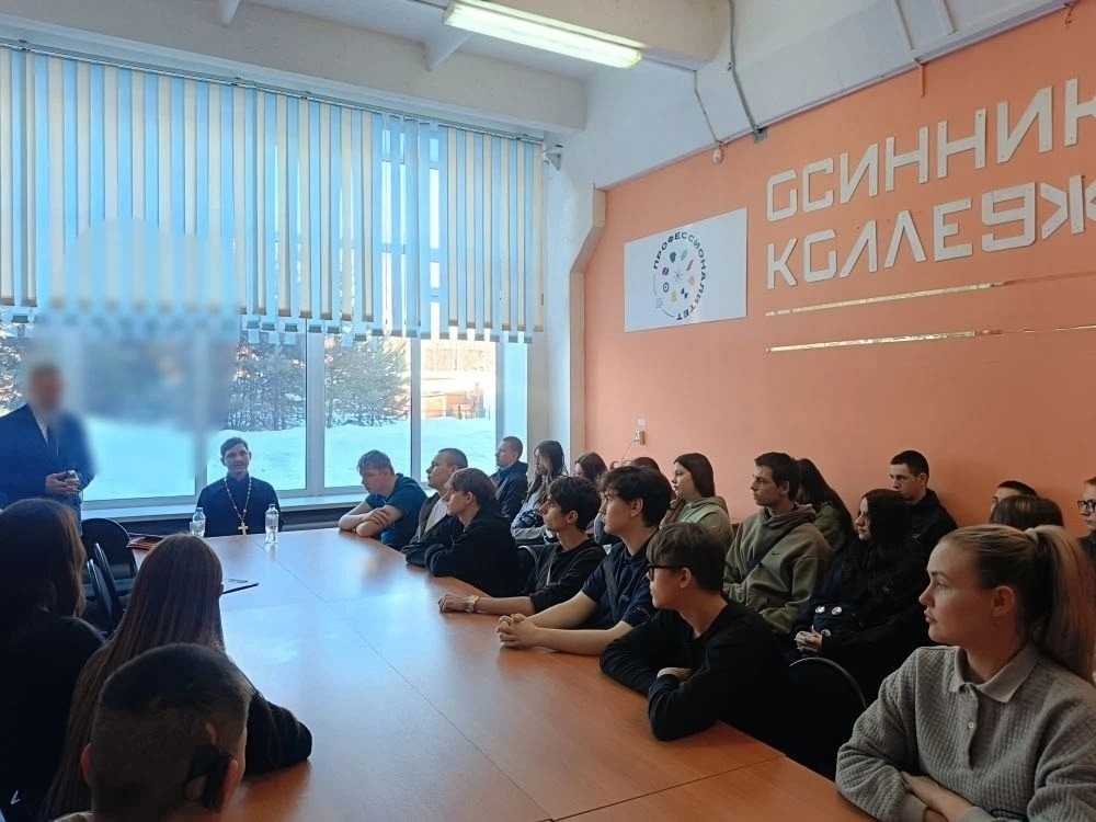 Клирик Новокузнецкой епархии встретился с учащимися Осинниковского горнотехнического колледжа