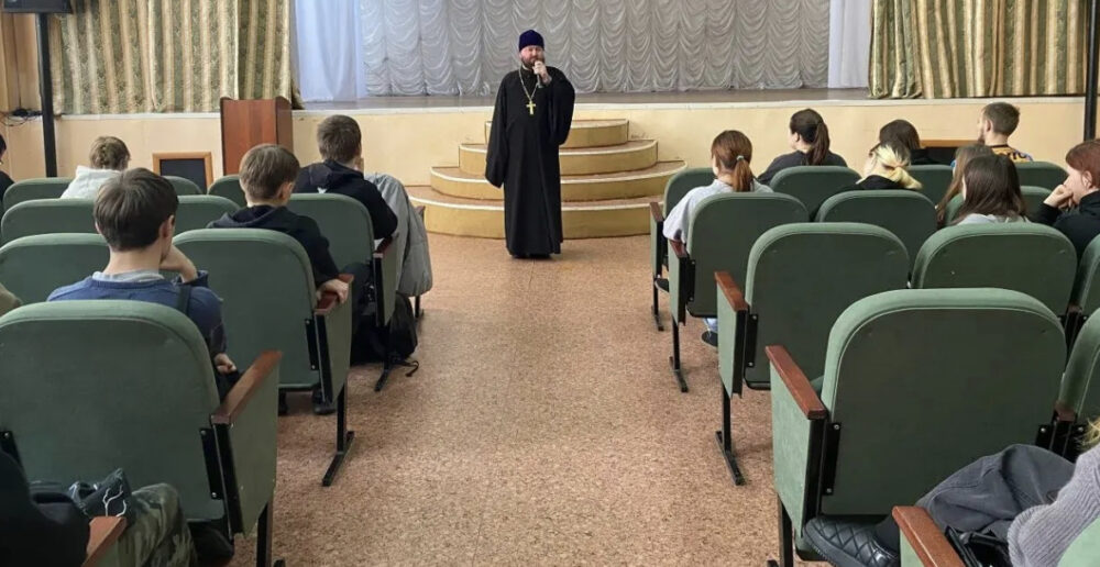 Священник посёлка городского типа Яшкино встретился со студентами