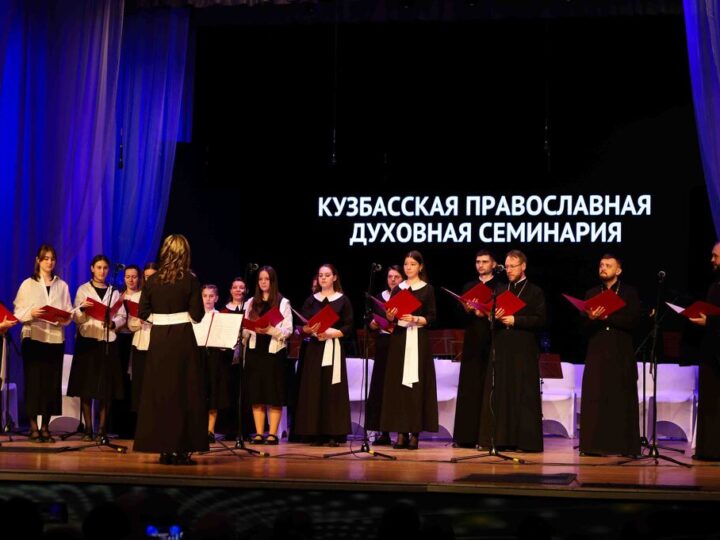 Смешанный хор духовной школы открыл пасхальный концерт в Междуреченске
