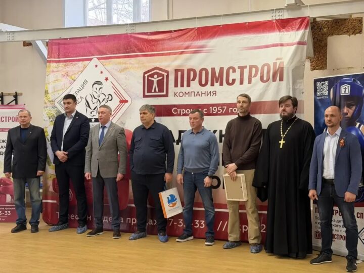 Кемеровский священник напутствовал юных боксёров на городских соревнованиях, посвящённых Дню Победы