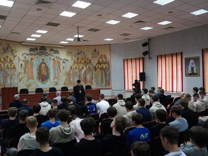 Митрополит Аристарх поздравил хоккеистов «Кузбасса» с окончанием сезона