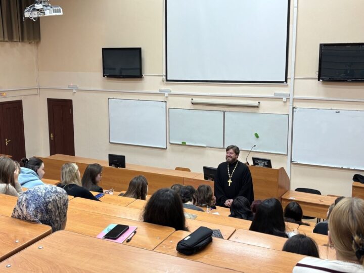 Помощник Епархиального архиерея по вопросам церковного служения встретился со студентами Института фундаментальных наук КемГУ