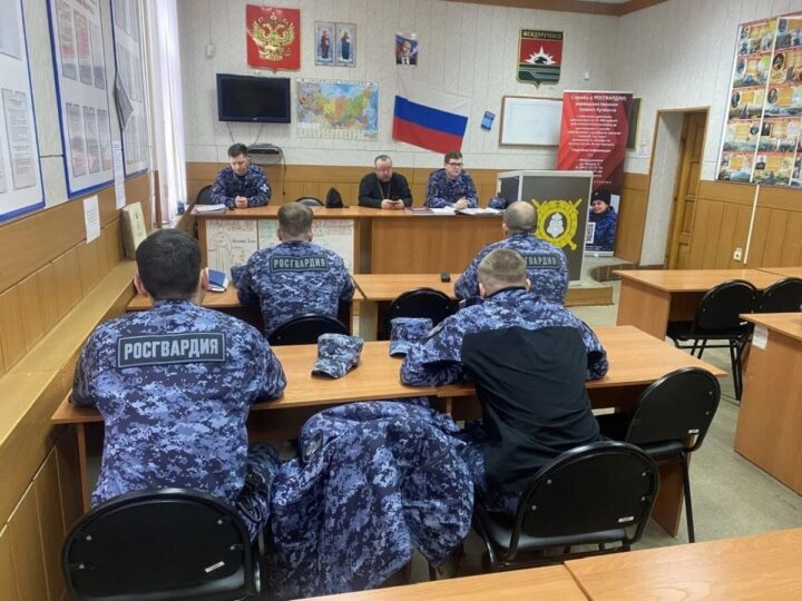Клирик Новокузнецкой епархии поздравил сотрудников Росгвардии Междуреченска с Пасхой