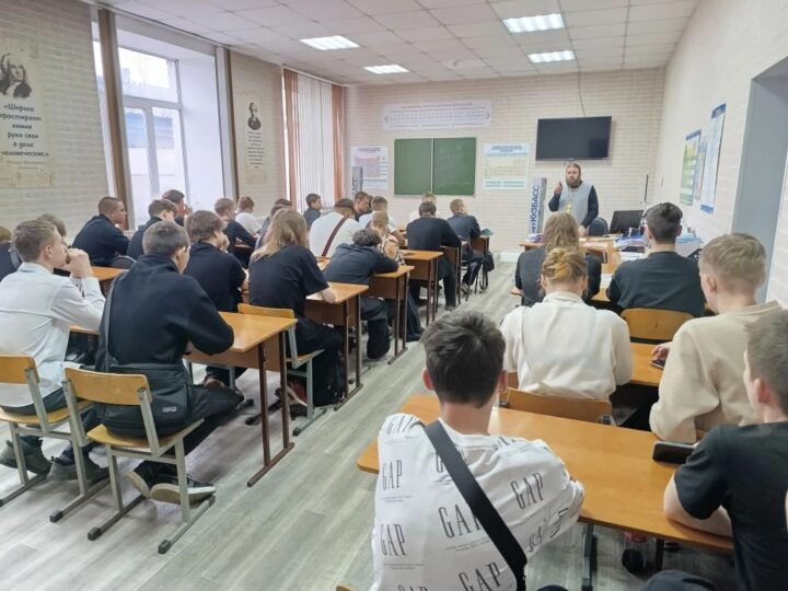 В Кузнецком индустриальном техникуме прошла беседа священника с учащимися, посвящённая Пасхе