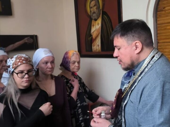 Клирик Новокузнецкой епархии совершил Таинства для проживающих в Прокопьевском доме-интернате