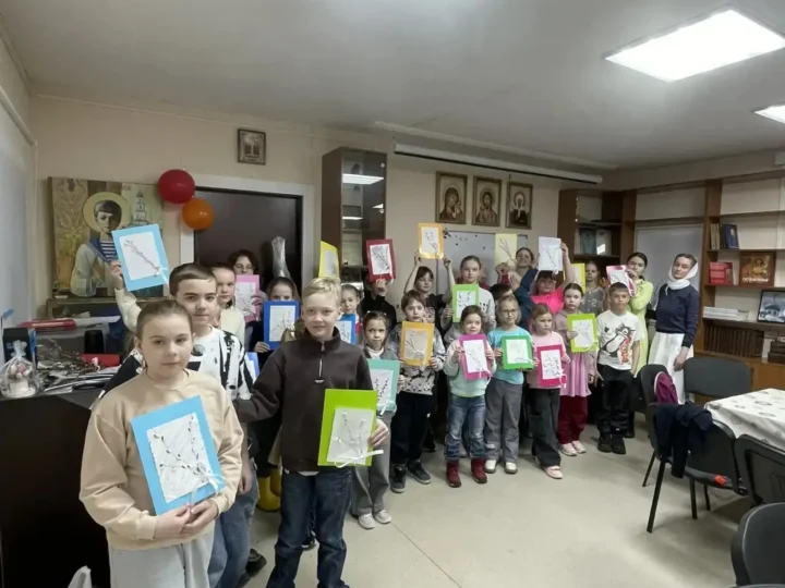 Воспитанники воскресных школ готовят пасхальные поздравления для пациентов детской больницы