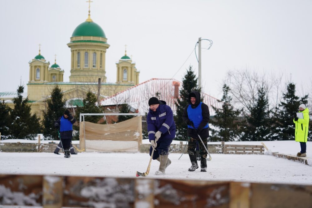 Турнир по русскому хоккею в валенках прошёл в Покровском приходе Полысаева