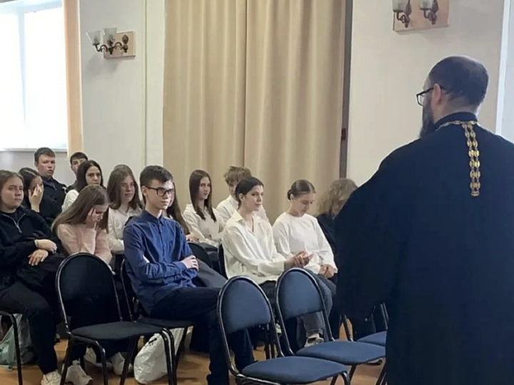 Священник провёл беседу о семейных ценностях в Юргинской школе