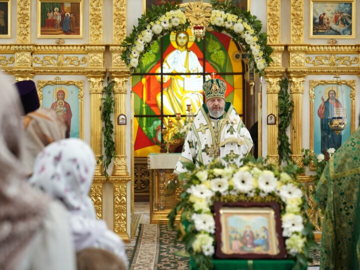 Торжества престольного дня Троицкого храма в Кемерове возглавил митрополит Аристарх