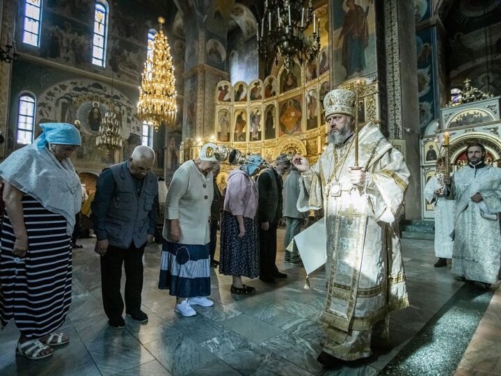 Митрополит Аристарх возглавил Всенощное бдение в канун Вознесения Господня в Знаменском соборе Кемерова
