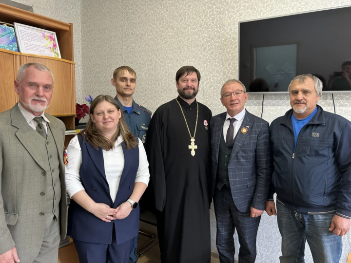 В кемеровской школе прошёл урок мужества с участием священника