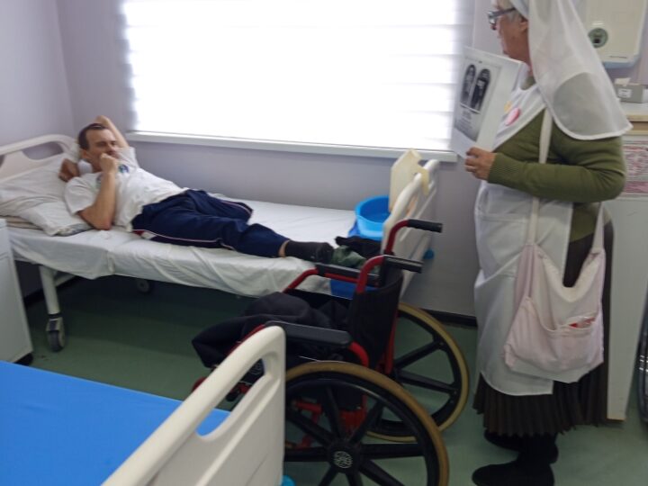Сёстры милосердия храма святого апостола и евангелиста Луки провели миссионерскую акцию в Новокузнецкой больнице