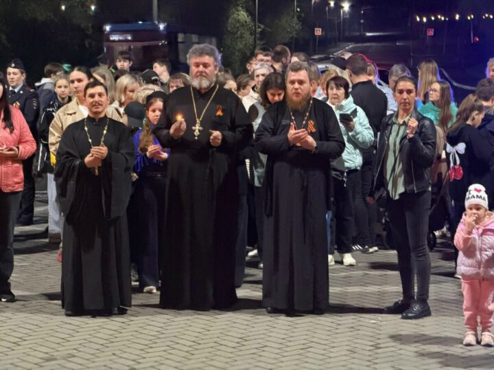 В Осинниках прошла акция «Свеча памяти» с участием духовенства