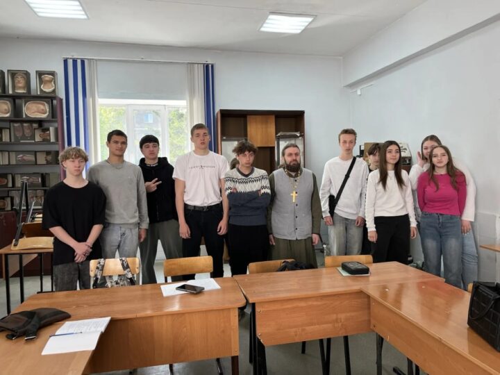 В Кузнецком индустриальном техникуме прошла просветительская беседа священника с учащимися, посвящённая Дню славянской письменности и культуры