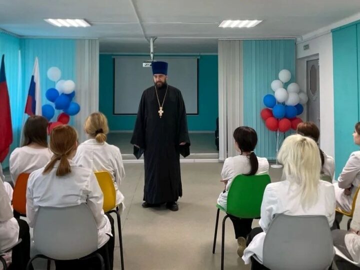 Беседа о семейных ценностях со студентками Анжеро-Судженского медицинского колледжа