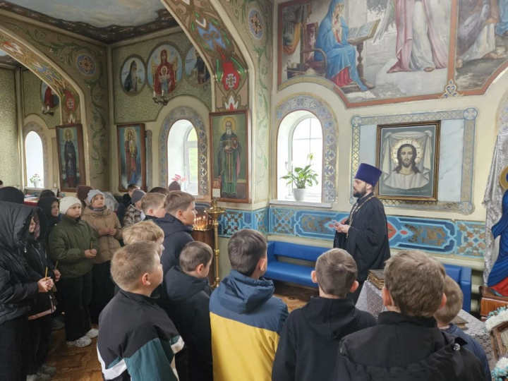 В рамках Дней славянской письменности в храме Покрова Пресвятой Богородицы посёлка городского типа Промышленная прошла встреча со школьниками