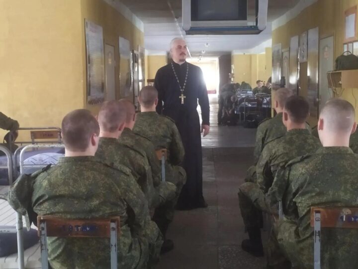 Кемеровский священник встретился с новобранцами в областном призывном пункте