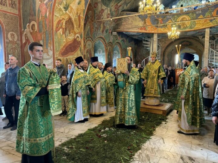 В праздник Святой Троицы епископ Новокузнецкий и Таштагольский Владимир совершил литургию в Спасо-Преображенском кафедральном соборе