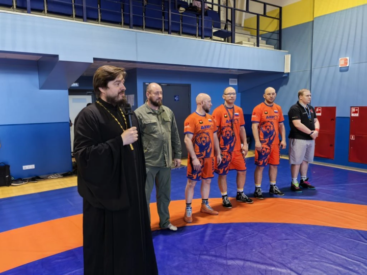 Кемеровский священник напутствовал юных спортсменов в клубе «ДНК — Вольная борьба»