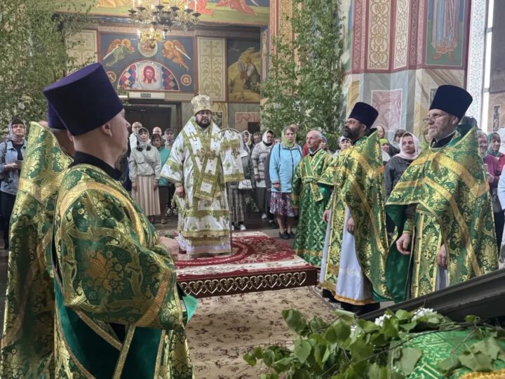 Епископ Мариинский и Юргинский Иннокентий возглавил богослужения в праздник Пятидесятницы