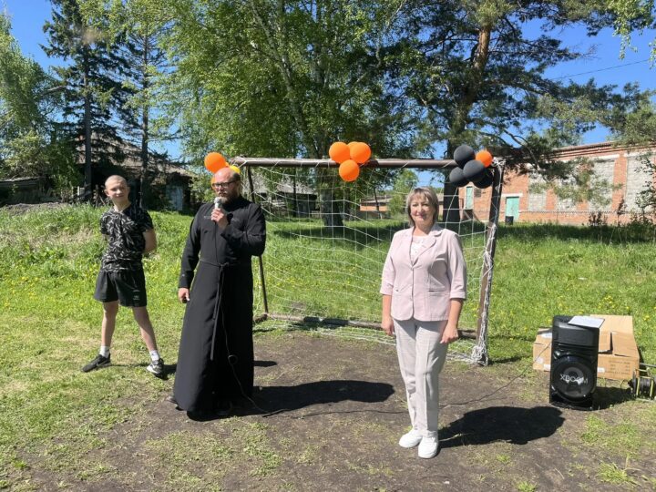 Священнослужитель принял участие в открытии спортплощадки в деревне Сергеевка