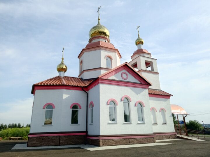 На строящийся Петропавловский храм в селе Поперечное установили купола и кресты