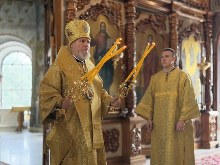 В день первоверховных апостолов Петра и Павла епископ Новокузнецкий и Таштагольский Владимир совершил Литургию в Спасо-Преображенском кафедральном соборе