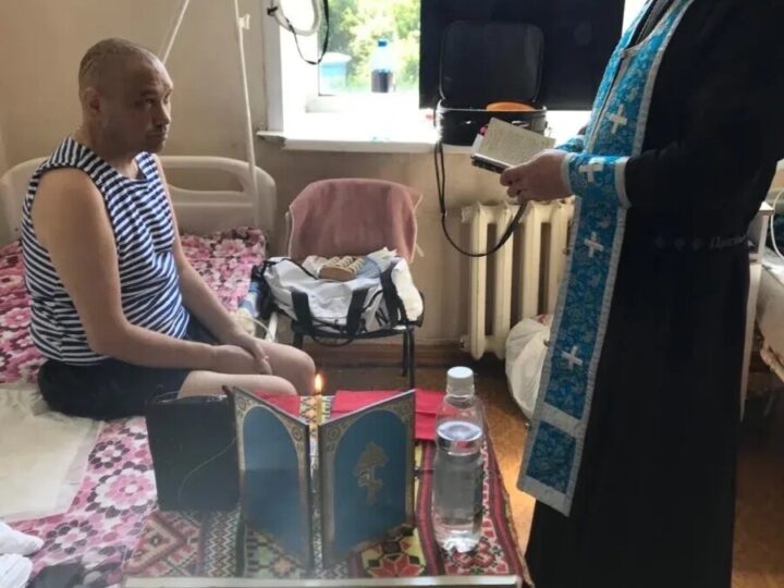 Клирик Новокузнецкой епархии посетил пациентов городской клинической больницы
