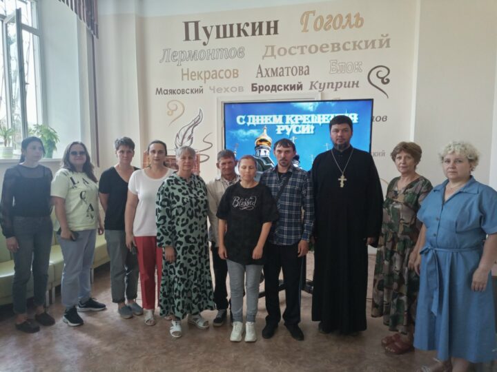 «Крещение Руси Великой»: прокопьевский священник встретился с горожанами