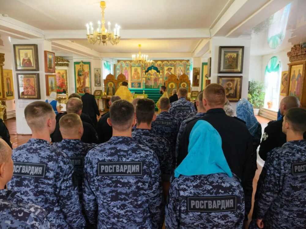 Новокузнецкие сотрудники Росгвардии посетили храм в День Крещения Руси