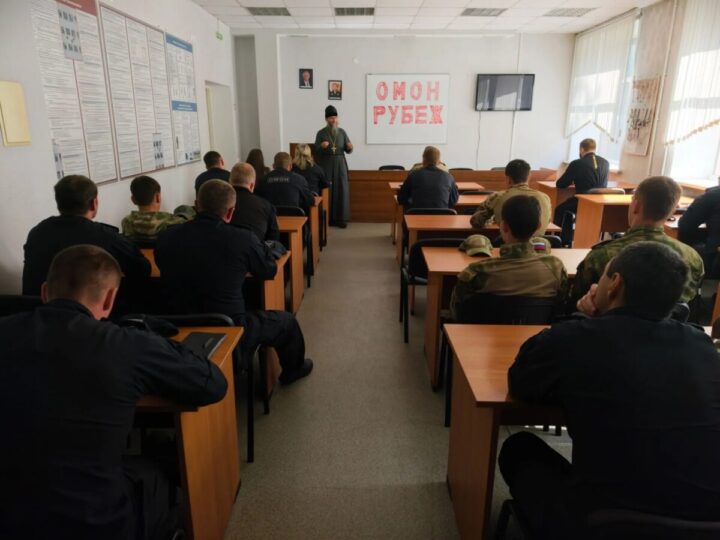 Клирики Новокузнецкой епархии провели беседу с сотрудниками ОМОН города Новокузнецка