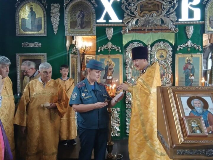 В Осинниках сотрудники МЧС провели инструктаж по технике безопасности для прихожан