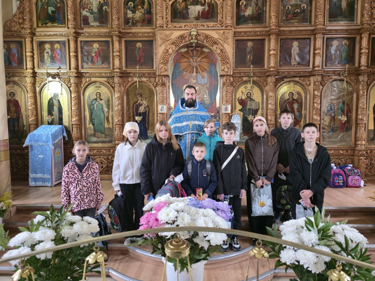 Благотворительная акция «Помоги собраться в школу» прошла в Петропавловском храме Анжеро-Судженска