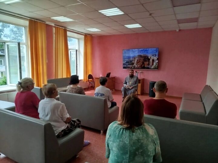 Новокузнецкий священник посетил Комплексный центр социального обслуживания населения