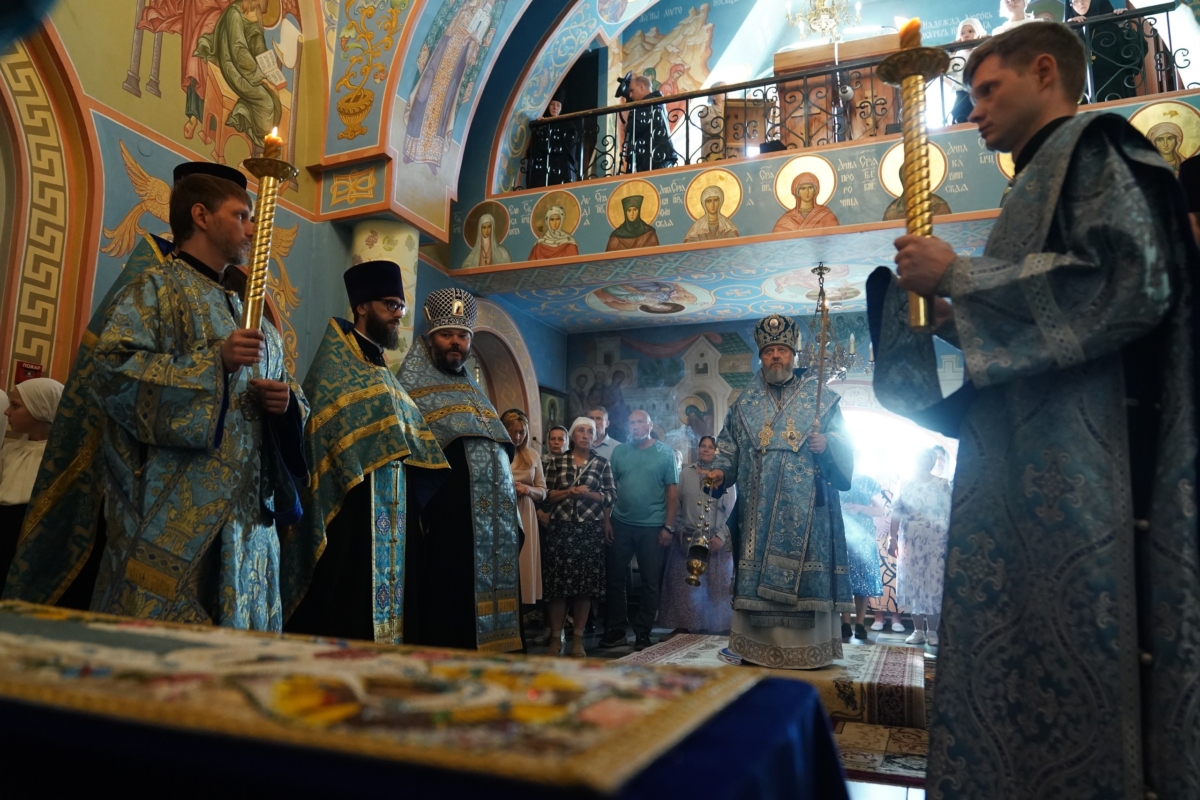 Митрополит Аристарх возглавил Всенощное бдение в канун престольного дня Успенского женского монастыря в Елыкаеве