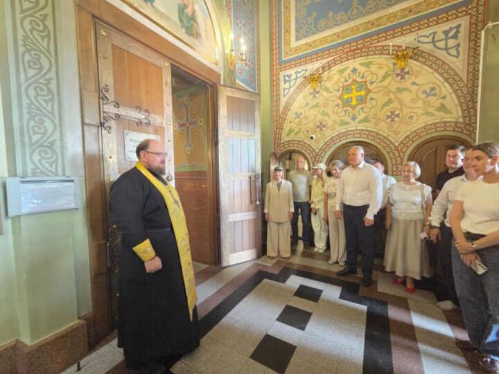 Делегация глав городов Кузбасса и представителей Администрации Кемеровской области посетила храм Святой Троицы в Осинниках