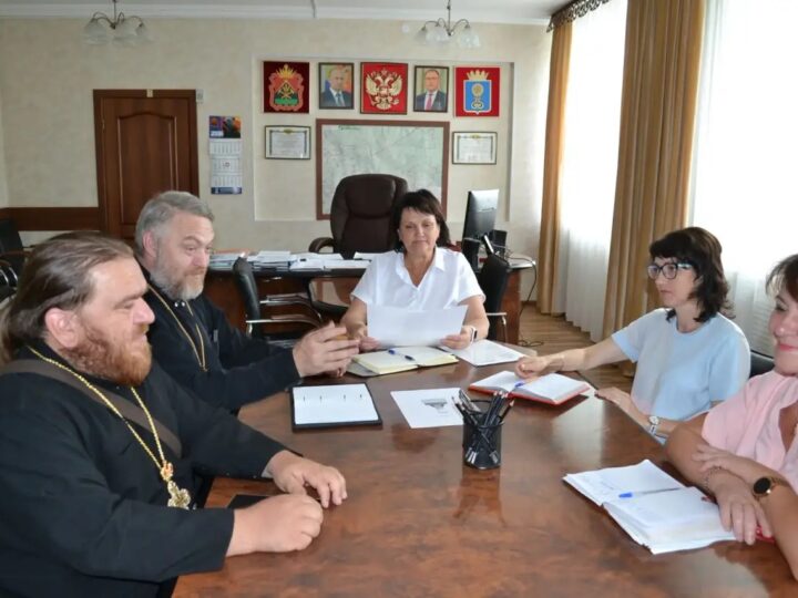 В администрации Мариинского округа обсудили установку памятников и проведение крестного хода