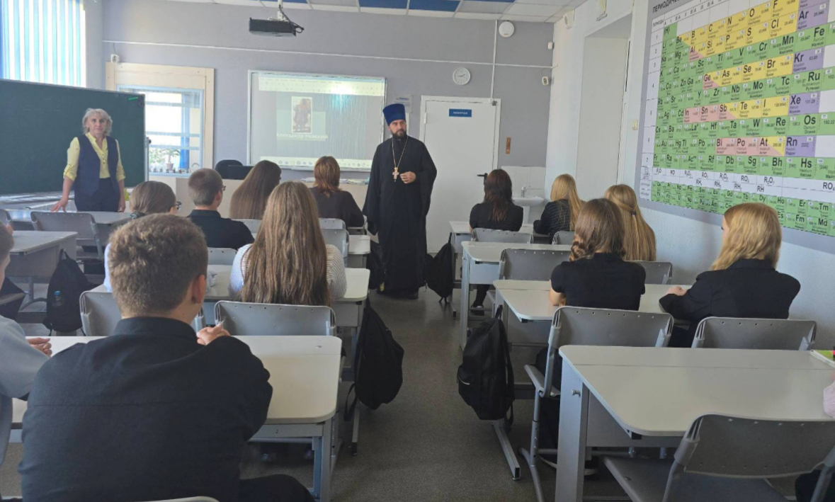 Священник провёл урок мужества в Анжеро-Судженской школе