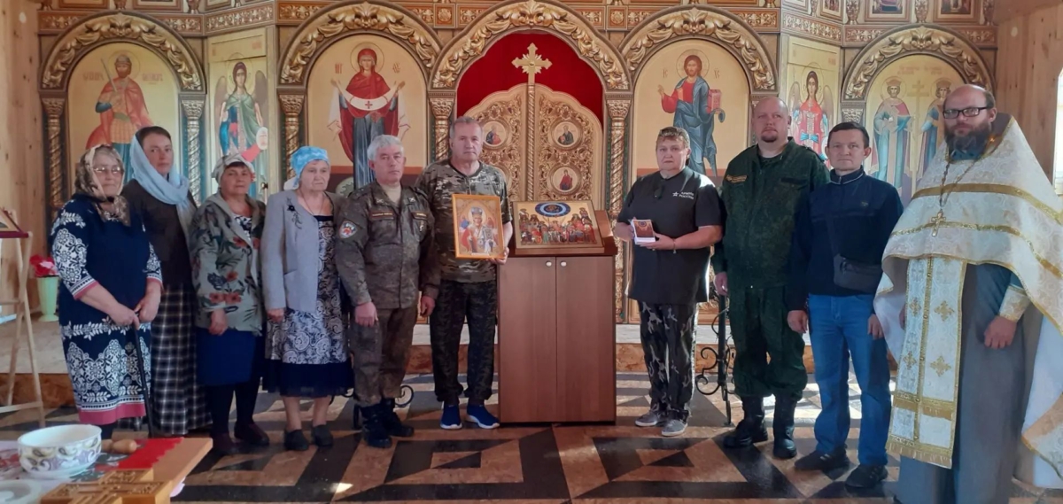 Представители волонтёрского движения Кузбасса «Поддержим наших» посетили храм в деревне Сергеевка