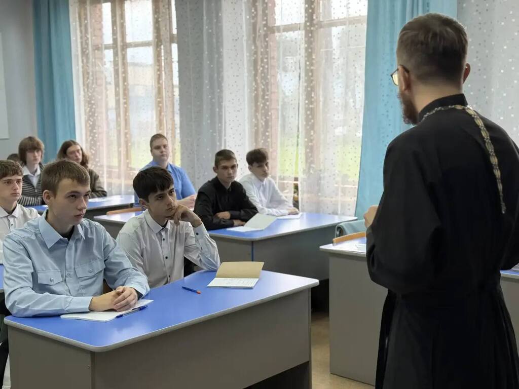 Преподаватель Кузбасской православной духовной семинарии провёл встречу со студентами колледжа на тему уважения
