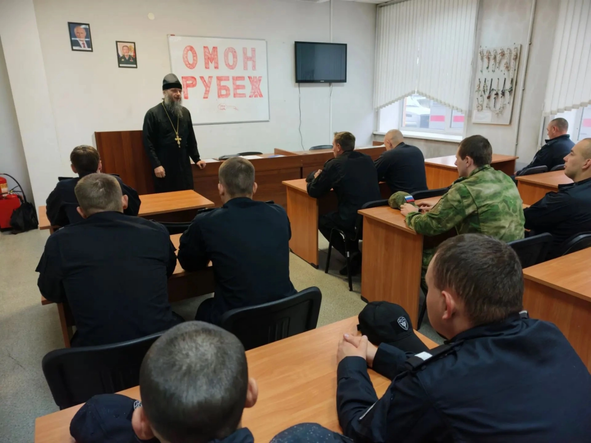 Клирик Новокузнецкой епархии провёл встречу  с сотрудниками ОМОН города Новокузнецка