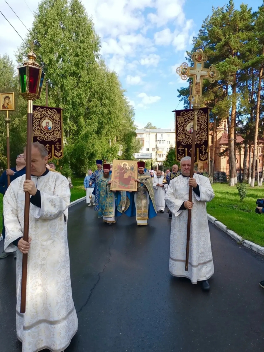 В Кемерове прошёл крестный ход в честь иконы Божией Матери «Всецарица»