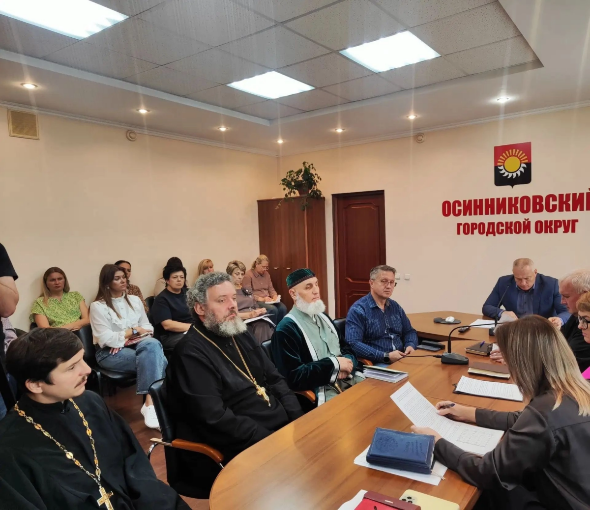 Духовенство Осинниковского благочиния приняло участие в заседании Совета по межконфессиональным и межнациональным отношениям