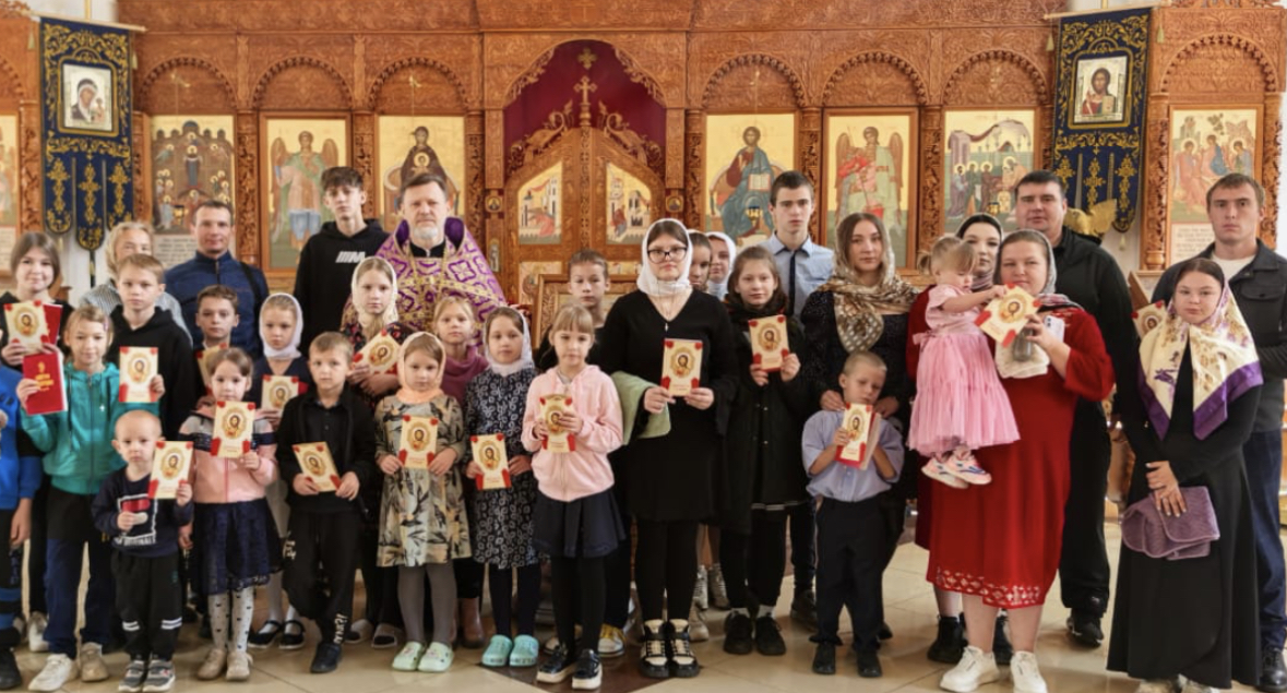 В храме Сретения Господня города Юрги совершено Таинство Крещения для детей  из семей, нуждающихся в особой поддержке