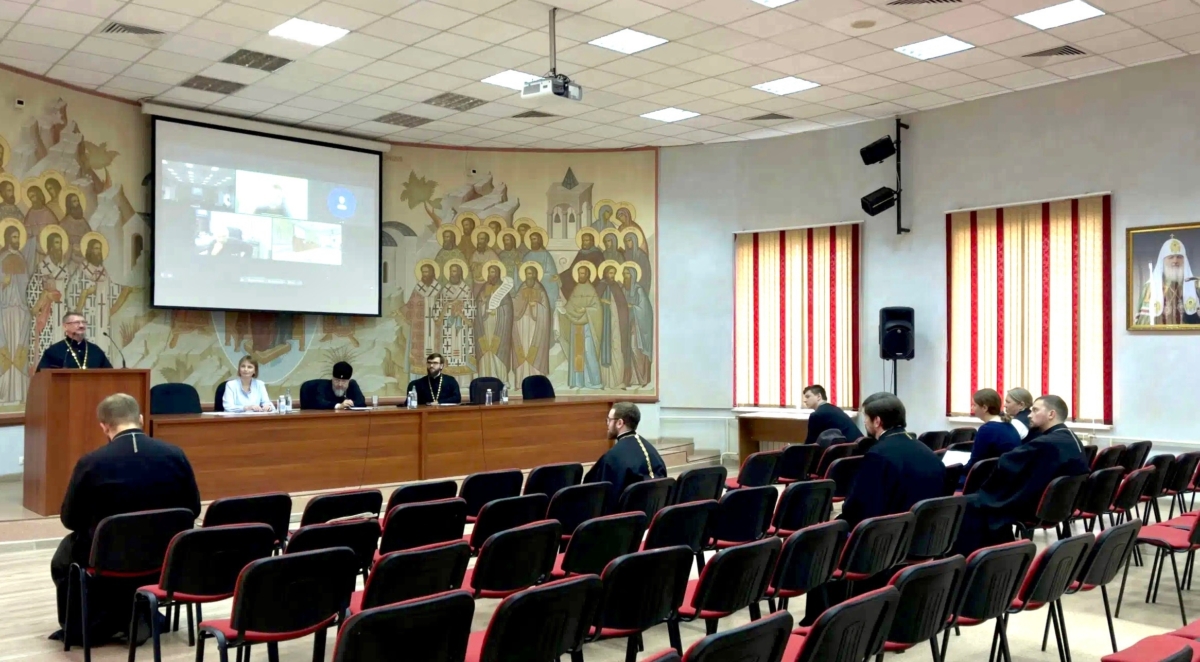 Митрополит Аристарх возглавил предзащиту квалификационных работ студентов-теологов КемГИК
