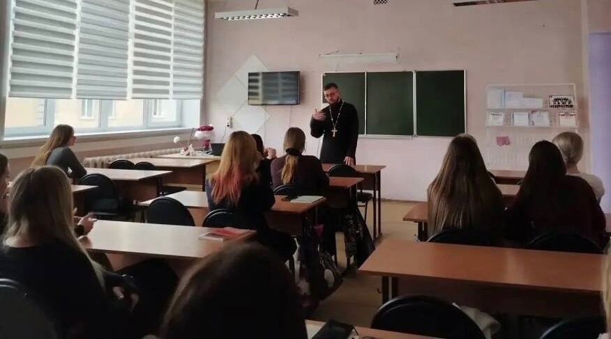 Преподаватель Кузбасской православной духовной семинарии провел беседу о семейных ценностях для студентов колледжа