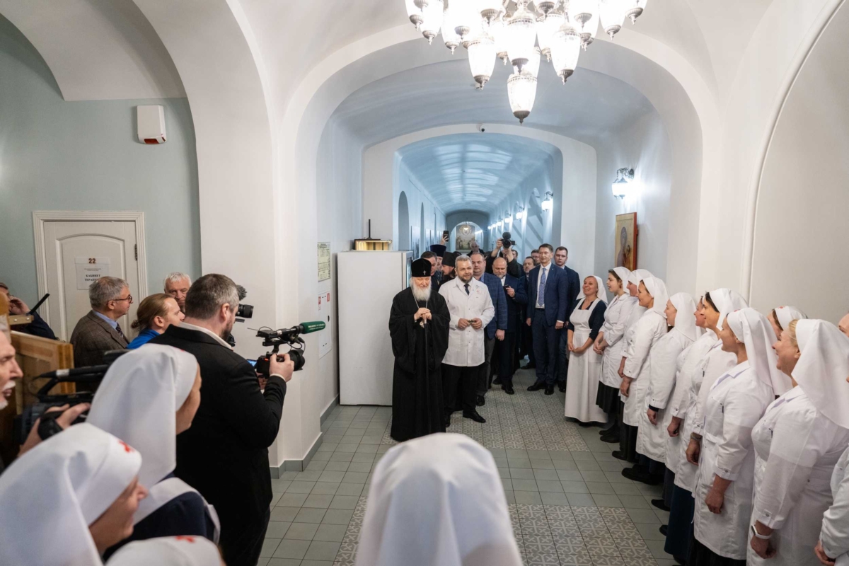 Святейший Патриарх Кирилл посетил больницу святителя Алексия, где проходят стажировку сёстры милосердия из Кузбасса