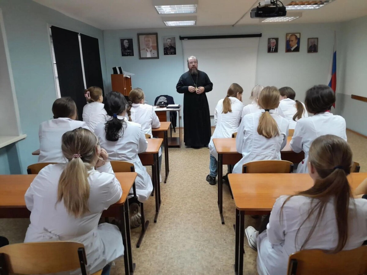В Кузбасском медицинском колледже прошла встреча студентов со священником